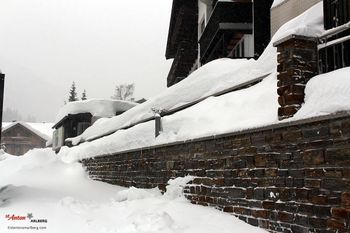Auch in St. Anton am Arlberg türmen sich die Schneemassen.