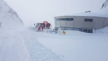 Am Stubaier Gletscher hat es selbst Schneeraupen eingeschneit.