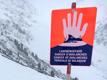 Die Lawinengefahr ist sehr hoch. Macht keine Ausflüge ins freie Gelände!