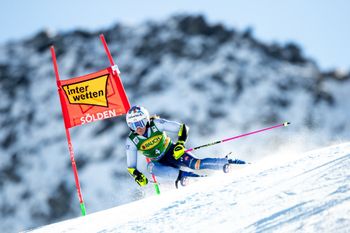 Bei rasanten Abfahrten sorgen Skistöcke für Balance und Kontrolle.