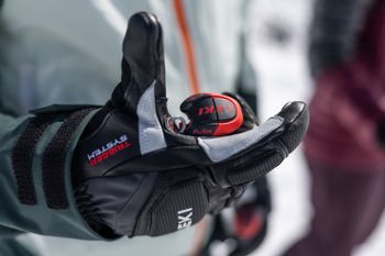 Handschuhe und Stöcke haben einen direkten Einfluss auf deine Leistung im Schnee.