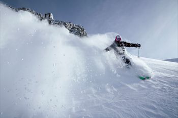 Bei der Wahl des richtigen Skihandschuhs sind Faktoren wie Wärme, Passform und Haltbarkeit wichtig.