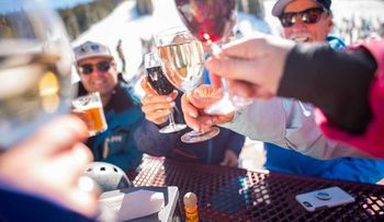 Gönn dir ein Gläschen in der Lounge.