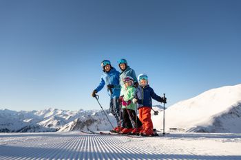 Familien lieben die vielen blauen und roten Pisten im Skicircus.