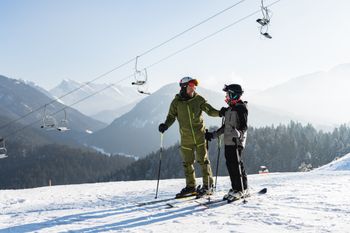 Skivergnügen für die ganze Familie – gemeinsame Zeit auf den Pisten der Region Seefeld.