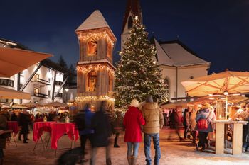 Festliche Stimmung am Weihnachtsmarkt in Seefeld – ein Highlight der Adventszeit.