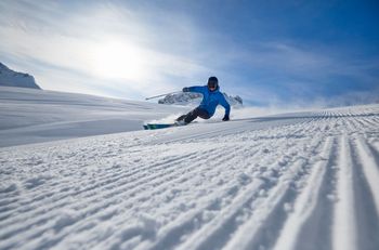 Auch bei Skihosen solltest du auf eine hohe Wassersäule achten.