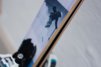 Auch unser Skigebiete-Test.de-Ski hat einen Holzkern.