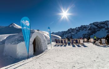 Die Liegestühle der White Lounge laden zu einer Pause ein.