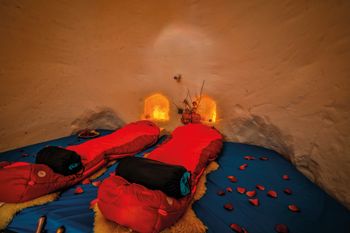 Expeditions-Schlafsäcke sorgen im Iglu Hotel für kuschelige Nächte.