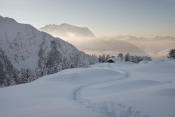 Auf den Winterwanderwegen zeigt sich Mayrhofen von seiner idyllischen Seite.