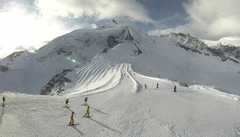 In Saas-Fee im Wallis läuft die Skisaison nahtlos weiter über Weihnachten. Knapp 80 Pistenkilometer sind geöffnet.