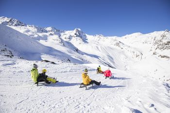 3,3 Kilometer lang ist die sonnige Rodelpiste Lazaun am Schnalstaler Gletscher.
