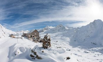 Ein grandioses Alpenpanorama genießen Besucher am Schutzhaus "Schöne Aussicht".