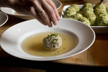 Knödel in allen Varianten – eine echte Südtiroler Spezialität.