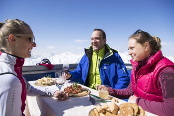 Skivergnügen und Gaumenfreuden - in Südtirol kommen Genießer voll auf ihre Kosten.