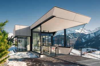 Viele Glaselemente: Die neuen U-Bahn-Eingänge fügen sich modern und unauffällig in die Umgebung ein.