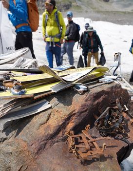 Aus einigen Fundstücken wird eine Künstlerin wieder Kunstwerke basteln.