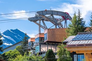 Thanks to their V-pillar architecture, the copper mountain stations offer sweeping views of the Alpine landscape.
