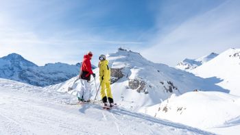 With 50 kilometers of pistes and spectacular panoramic views, the ski area attracts winter sports enthusiasts to the Jungfrau Region.