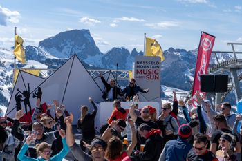 Feiere die sonnigste Zeit der Skisaison am Nassfeld.