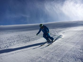 Klaus Kröll zieht die ersten Schwünge in den Schnee.