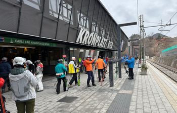 Nachhaltige Anreise: Am Kronplatz wurde eine Gondelbahn so geplant, dass sie direkt am Bahnsteig der Pustertalbahn startet.