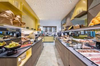 Beim Frühstücksbuffet im hoteleigenen Bistro bleiben keine Wünsche offen.