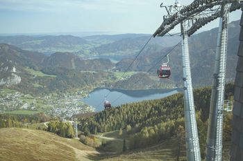 Die Kabinen der neuen Zwölferhorn Seilbahn sind wieder rot und gelb gestaltet.