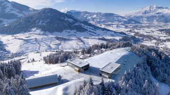 Am Gipfel des Natrun im Skigebiet Hochkönig entstehen die beiden Stationsgebäude der Natrun- und Sonnbergbahn direkt nebeneinander.