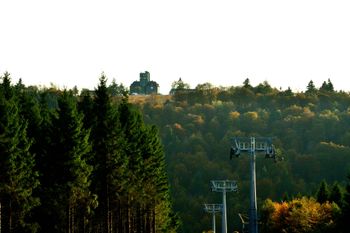 Die Masten des neuen Lifts am Bremberg stehen bereits.