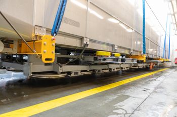 Auch die neue Bahn schwebt wieder auf Luftkissen und ist dadurch super leise.