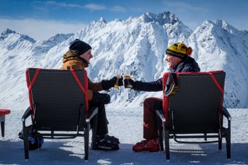 Pete (Will Ferrell) genießt den den Ausblick am Alpenhaus in Ischgl.