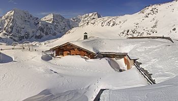 In den italienischen Skigebieten liegt heuer reichlich Naturschnee, wie hier an der Madritschhütte in Sulden.