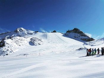 Gute Pistenbedingungen herrschen nach dem Neuschnee jetzt auch wieder im Ganzjahresskigebiet am Hintertuxer Gletscher.