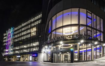 Modernes Design, Indoor-Kassen, Sportgeschäft, Skidepot und vieles mehr bietet die Talstation der neuen Dorfbahn in Gerlos