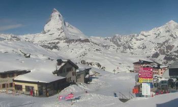 Am Matterhorn in Zermatt ist das ganze Jahr über Skibetrieb.