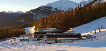 Die Maskenpflicht gilt bei vielen Skigebieten auch beim Anstehen und in den Liften.