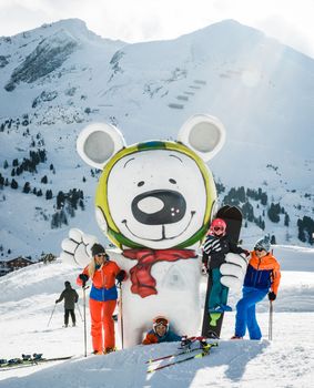 Maskottchen Bobby vermittelt Kids den Spaß am Wintersport.