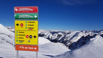 Mit den Schildern ist die Orientierung im Skigebiet kein Problem.