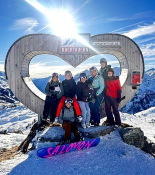 Nimm dir kurz Zeit für ein tolles Erinnerungsfoto am Herz-Fotopoint.