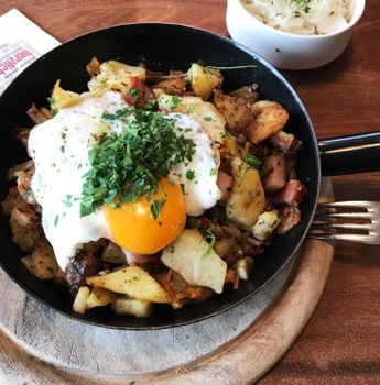Gemütliche Einkehr mit typisch österreichischen Schmankerln wie hier im Treff 2000 an der Bergstation Waldkopfbahn