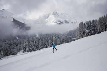 Das Loipennetz rund um Obertilliach lädt zu idyllischen Touren mit beeindruckender Aussicht ein.