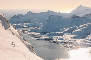 Ob beim Skifahren oder Skitourengehen - Odlo Funktionswäsche hält dich warm und trocken