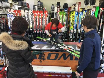 Wer zu den Olympischen Spielen nach Südkorea fährt, sollte es nicht verpassen, auch selber ein bisschen Ski zu fahren. Verleihmöglichkeiten gibt es unter anderen in Alpensia und Yongpyong genug.