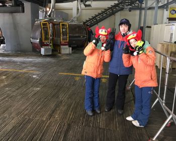 Die etwas andere Begrüßung an den Liften: Die Bergbahn-Mitarbeiter mit lustigen Kopfbedeckungen und winkenden Händen.