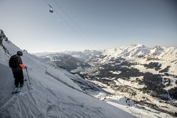 The Black Wall starts at the tunnel exit at the foot of the Gemskopf rock face.