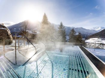 Im Außenpool Verspannungen lösen und bei traumhafter Aussicht den Alltag hinter sich lassen...