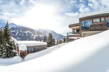 Die naturnahe Architektur des Gradonna****S Mountain Resorts fügt sich perfekt in die umliegende Osttiroler Bergwelt ein.
