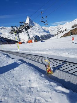 100 Osterhasen wurden für die Gäste in Zermatt versteckt.